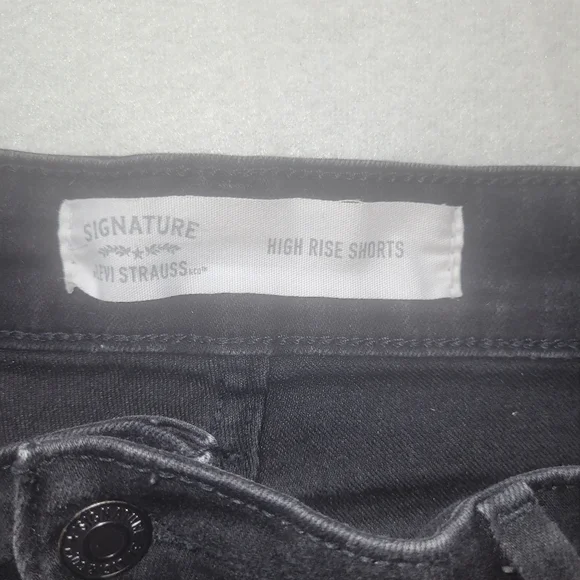 Signature Levis Womens High Rise black stretch Denim Shorts Size 16 - Picture 2 of 8